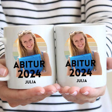 Ladda upp bild till gallerivisning, Abschluss Foto Tasse 2024 - Eigenes Bild hochladen, Personalisierte Tasse Abitur, Studium, Bachelor, Master, Ausbildung, Realschule, Examen
