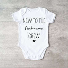 Ladda upp bild till gallerivisning, New to the Family Crew - Personalisierter Baby-Onesie/ Strampler, 100% Bio-Baumwolle
