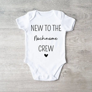 New to the Family Crew - Personalisierter Baby-Onesie/ Strampler, 100% Bio-Baumwolle