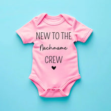 Ladda upp bild till gallerivisning, New to the Family Crew - Personalisierter Baby-Onesie/ Strampler, 100% Bio-Baumwolle
