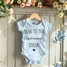 Ladda upp bild till gallerivisning, New to the Family Crew - Personalisierter Baby-Onesie/ Strampler, 100% Bio-Baumwolle
