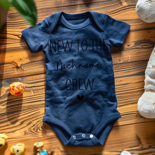 Ladda upp bild till gallerivisning, New to the Family Crew - Personalisierter Baby-Onesie/ Strampler, 100% Bio-Baumwolle
