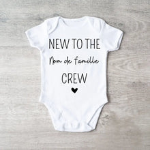 Ladda upp bild till gallerivisning, New to the family crew nom de famille - Onesie/dorsal bébé personnalisé, body 100% coton bio
