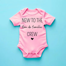 Ladda upp bild till gallerivisning, New to the family crew nom de famille - Onesie/dorsal bébé personnalisé, body 100% coton bio
