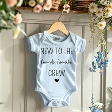 Ladda upp bild till gallerivisning, New to the family crew nom de famille - Onesie/dorsal bébé personnalisé, body 100% coton bio
