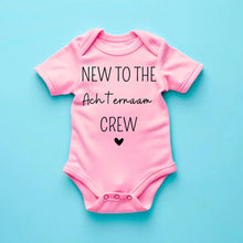 Ladda upp bild till gallerivisning, New to the family crew achternaam - Gepersonaliseerde baby onesie, baby body 100% biologisch katoen
