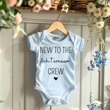 Ladda upp bild till gallerivisning, New to the family crew achternaam - Gepersonaliseerde baby onesie, baby body 100% biologisch katoen
