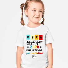 Ladda upp bild till gallerivisning, Kita Abgänger 2024, Eine Legende geht vom Gelände - Personalisiertes T-Shirt Kinder, Schüler, Einschulung (100% Baumwolle)
