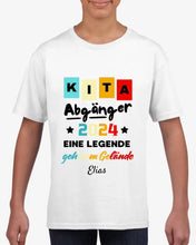 Ladda upp bild till gallerivisning, Kita Abgänger 2024, Eine Legende geht vom Gelände - Personalisiertes T-Shirt Kinder, Schüler, Einschulung (100% Baumwolle)
