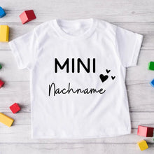 Ladda upp bild till gallerivisning, Mini-Nachname - Personalisiertes Baby-T-Shirt, 100% Bio-Baumwolle
