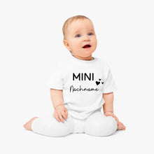 Ladda upp bild till gallerivisning, Mini-Nachname - Personalisiertes Baby-T-Shirt, 100% Bio-Baumwolle
