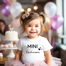 Ladda upp bild till gallerivisning, Mini-Nachname - Personalisiertes Baby-T-Shirt, 100% Bio-Baumwolle
