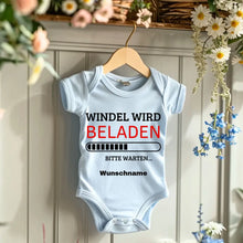 Ladda upp bild till gallerivisning, Windel wird beladen - Personalisierter Baby-Onesie/ Strampler, 100% Bio-Baumwolle
