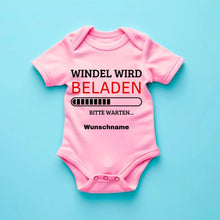 Ladda upp bild till gallerivisning, Windel wird beladen - Personalisierter Baby-Onesie/ Strampler, 100% Bio-Baumwolle
