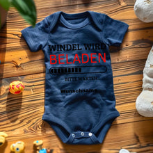 Ladda upp bild till gallerivisning, Windel wird beladen - Personalisierter Baby-Onesie/ Strampler, 100% Bio-Baumwolle
