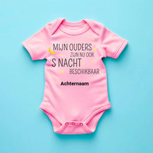 Ladda upp bild till gallerivisning, MIJN OUDERS ZIJN NU OOK S NACHT BESCHIKBAAR - Gepersonaliseerde baby onesie, baby body 100% biologisch katoen
