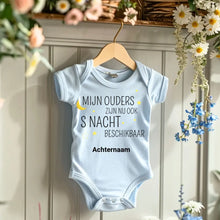 Ladda upp bild till gallerivisning, MIJN OUDERS ZIJN NU OOK S NACHT BESCHIKBAAR - Gepersonaliseerde baby onesie, baby body 100% biologisch katoen
