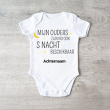 Ladda upp bild till gallerivisning, MIJN OUDERS ZIJN NU OOK S NACHT BESCHIKBAAR - Gepersonaliseerde baby onesie, baby body 100% biologisch katoen
