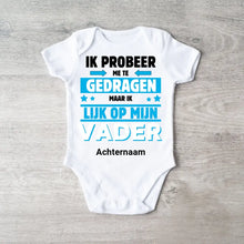 Ladda upp bild till gallerivisning, IK PROBEER ME TE GEDRAGEN PAPA - Gepersonaliseerde baby onesie, baby body 100% biologisch katoen
