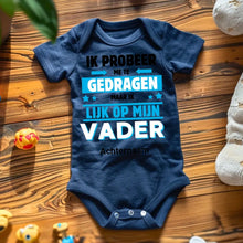 Ladda upp bild till gallerivisning, IK PROBEER ME TE GEDRAGEN PAPA - Gepersonaliseerde baby onesie, baby body 100% biologisch katoen
