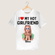 Ladda upp bild till gallerivisning, I love my hot girlfriend - Personalisiertes Foto T-Shirt (100% Baumwolle, Unisex)
