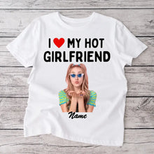 Ladda upp bild till gallerivisning, I love my hot girlfriend - Personalisiertes Foto T-Shirt (100% Baumwolle, Unisex)
