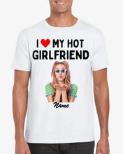 Ladda upp bild till gallerivisning, I love my hot girlfriend - Personalisiertes Foto T-Shirt (100% Baumwolle, Unisex)
