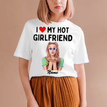 Ladda upp bild till gallerivisning, I love my hot girlfriend - Personalisiertes Foto T-Shirt (100% Baumwolle, Unisex)
