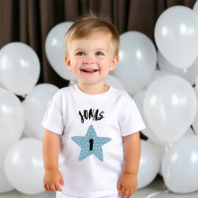 Ladda upp bild till gallerivisning, Baby T-Shirt Geburtstag - Personalisiertes Kleinkind-Shirt, 100% Bio-Baumwolle, Jahreszahl &amp; Name
