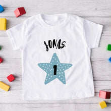 Ladda upp bild till gallerivisning, Baby T-Shirt Geburtstag - Personalisiertes Kleinkind-Shirt, 100% Bio-Baumwolle, Jahreszahl &amp; Name
