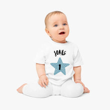 Ladda upp bild till gallerivisning, Baby T-Shirt Geburtstag - Personalisiertes Kleinkind-Shirt, 100% Bio-Baumwolle, Jahreszahl &amp; Name
