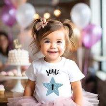 Ladda upp bild till gallerivisning, Baby T-Shirt Geburtstag - Personalisiertes Kleinkind-Shirt, 100% Bio-Baumwolle, Jahreszahl &amp; Name
