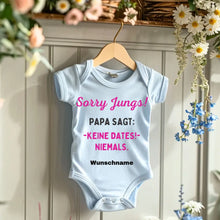 Ladda upp bild till gallerivisning, Sorry Jungs, Papa sagt keine Dates - Personalisierter Baby-Onesie/ Strampler, 100% Bio-Baumwolle für Mädchen
