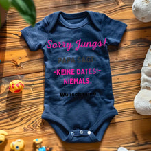 Ladda upp bild till gallerivisning, Sorry Jungs, Papa sagt keine Dates - Personalisierter Baby-Onesie/ Strampler, 100% Bio-Baumwolle für Mädchen
