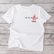 Ladda upp bild till gallerivisning, Personalisiertes Foto T-Shirt &quot;Meine Herzfrequenz&quot; mit Foto deines Lieblingsmenschen (Partner, Freundinnen,Familie)
