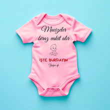 Ladda upp bild till gallerivisning, &quot;Mucizeler biraz vakit alır İŞTE BURDAYIM - Personalisierter Baby-Onesie/ Strampler türkisch, 100% Bio-Baumwolle Baby Body
