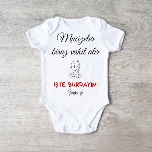 "Mucizeler biraz vakit alır İŞTE BURDAYIM - Personalisierter Baby-Onesie/ Strampler türkisch, 100% Bio-Baumwolle Baby Body