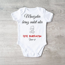 Ladda upp bild till gallerivisning, &quot;Mucizeler biraz vakit alır İŞTE BURDAYIM - Personalisierter Baby-Onesie/ Strampler türkisch, 100% Bio-Baumwolle Baby Body
