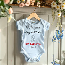 Ladda upp bild till gallerivisning, &quot;Mucizeler biraz vakit alır İŞTE BURDAYIM - Personalisierter Baby-Onesie/ Strampler türkisch, 100% Bio-Baumwolle Baby Body
