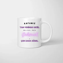 Ladda upp bild till gallerivisning, Kafamız TAM YERİNDE DEĞİL ama olsun, böyle Çalışmak ÇOK DAHA GÜZEL - Kolleginnen Tasse personalisiert
