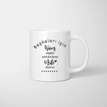 Ladda upp bild till gallerivisning, Başkaları için Kaos olabilir ama biz buna Aile diyoruz - Personalisierte Familien Tasse
