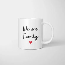 Ladda upp bild till gallerivisning, Personalisierte Tasse für die ganze Familie &quot;We are Family&quot; (1-4 Kinder + Haustiere)
