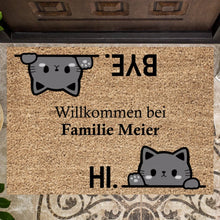 Ladda upp bild till gallerivisning, Personalisierte Fußmatte, Willkommen bei unserer Familie, Süße Katzen sagen Hallo und Tschüss
