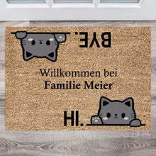 Ladda upp bild till gallerivisning, Personalisierte Fußmatte, Willkommen bei unserer Familie, Süße Katzen sagen Hallo und Tschüss
