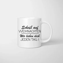 Ladda upp bild till gallerivisning, Personalisierte Familien Tasse &quot;Vergiss Weihnachten, Wir lieben dich JEDEN TAG&quot; (Eltern, 1-4 Kinder)
