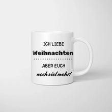 Ladda upp bild till gallerivisning, Personalisierte Familien Tasse &quot;Ich liebe Weihnachten, aber euch noch viel mehr&quot; (Eltern, 1-4 Kinder)
