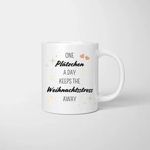 Ladda upp bild till gallerivisning, One Plätzchen a day keeps the Weihnachtsstress away - Personalisierte Tasse Freundinnen &amp; Kolleginnen (2-4 Personen)
