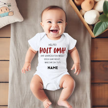 Ladda upp bild till gallerivisning, Holt Oma zur Hilfe - Personalisierter Baby-Onesie/ Strampler, witziges Weihnachtsgeschenk, 100% Bio-Baumwolle
