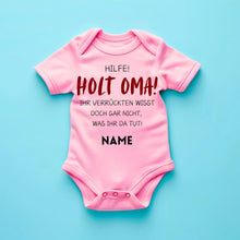 Ladda upp bild till gallerivisning, Holt Oma zur Hilfe - Personalisierter Baby-Onesie/ Strampler, witziges Weihnachtsgeschenk, 100% Bio-Baumwolle
