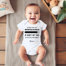 Ladda upp bild till gallerivisning, IK BEN AAN HET Downloaden - Gepersonaliseerde baby onesie/ romper voor Kerstmis, 100% biologisch katoen copy
